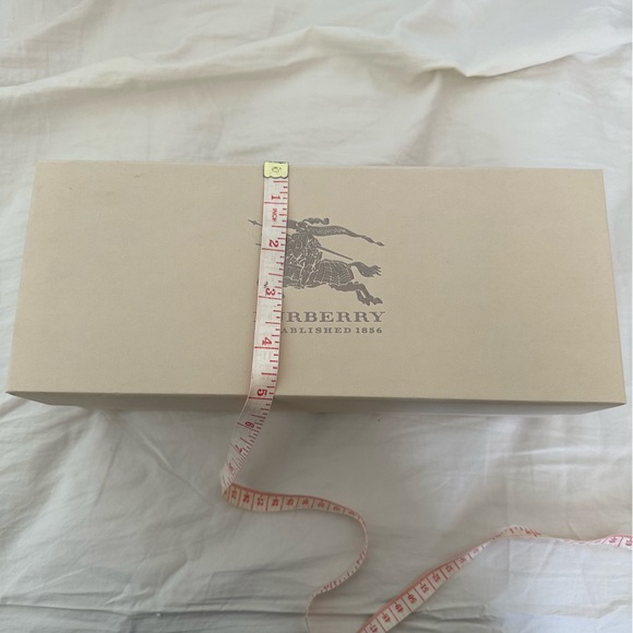 Burberry Shoe Box - Picture 2 of 8